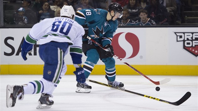 Tom Hertl ze San Jose u puku, startuje po nm Ben Hutton z Vancouveru.