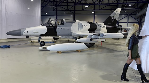 Slavnostn pedn prvnho letounu L-159 spolenosti Draken International ve Vodochodech. (30.9.2015)