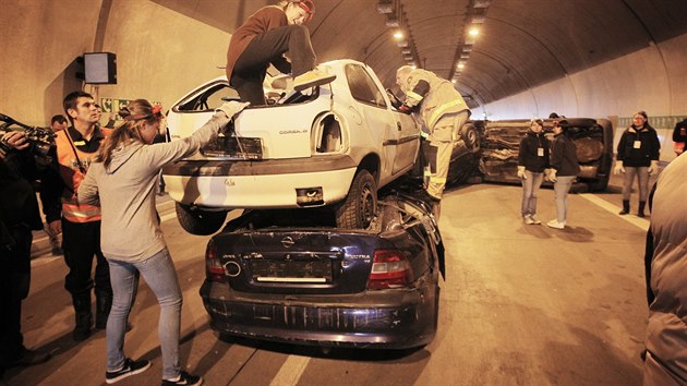 Cvien vech sloek Integrovanho zchrannho systmu v dlninm tunelu Valk u Plzn. Tmatem zsahu byla havrie osmi automobil, kter si vydala asi dvacet zrannch. (30. z 2015)