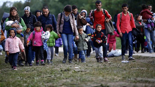 Uprchlíci překračují maďarsko-rakouské hranice (30. září 2015).