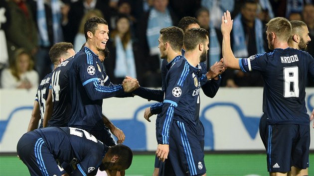 REKORD SE BLÍÍ. Cristiano Ronaldo z Realu Madrid (vlevo) skóroval na hiti...