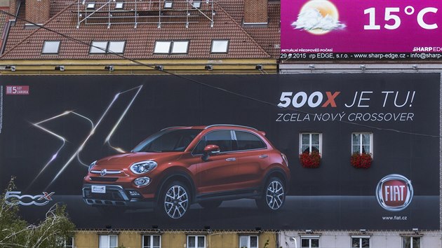 Krtk dokument Za plaktem popisuje ivot v bytovm dom na Pankrci, kter pekrv ob billboard. 