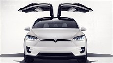 I v autonomním módu Tesla po řidičích vyžaduje držet ruce na volantu. Ilustrační snímek