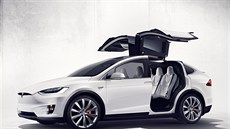 I v autonomním módu Tesla po řidičích vyžaduje držet ruce na volantu. Ilustrační snímek
