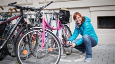 Růžové bicykly projektu Rekola si můžete půjčit už i v Českých Budějovicích.