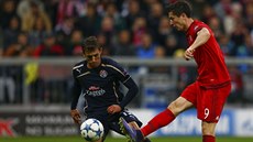 Robert Lewandowski z Bayernu Mnichov stílí gól proti Dinamu Záheb.