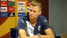 KAPITÁN ODPOVÍDÁ. Plze�ský obránce Václav Procházka poslouchá otázky na tiskové...