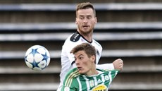 Jakub Chleboun (naho�e) z Hradce Králové tahá za dres Patrika Schicka z...