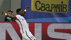 Serge Aurier z Paris St Germain se raduje, práv pekonal obranu achtaru...