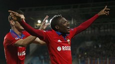 Ahmed Musa (vpravo) a Alan Dzagojev slaví gól CSKA Moskva.