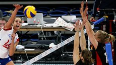 eská volejbalistka Helena Havelková (vlevo) smeuje v duelu s Belgií,.