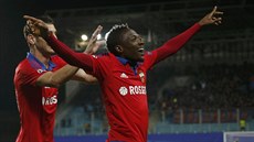 RADOST V ÚVODU. Ahmed Musa z CSKA Moskva slaví sv�j gól proti PSV Eindhoven.