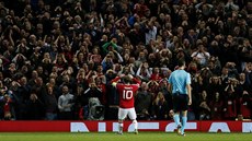 HROMADNÉ CHYTÁNÍ SE ZA HLAVU. Wayne Rooney ani fanouci Manchesteru United...