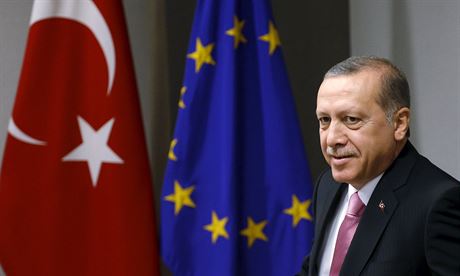 Dohodu EU s Tureckem o tom, e by mla být zruena vízová povinnost pro Turky výmnou za to, e zastaví migranty, odmítli etí poslanci. Na snímku turecký prezident Recep Tayyip Erdogan.