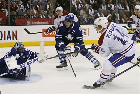 Tomá Plekanec z Montrealu zakonuje. Jeho pokus kryje branká Toronta Jonathan...