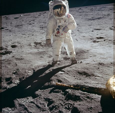 Ikonick fotografie Buzze Aldrina. Kdy se podvte do odrazu v hled, spatte...