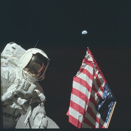 Louen s Mscem. Mise Apollo 17 ukonila pistnm na Zemi 19. prosince 1972...