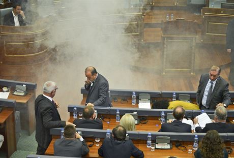 Opozice v kosovskm parlamentu pouila na protest proti smovn vldy slzn...