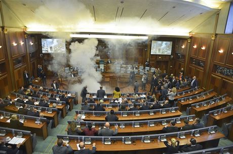 Kosovská opozice si nebere servítky, v parlamentu útoila slzným plynem (8....