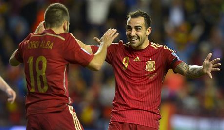 PANLSKÁ RADOST. Jordi Alba (vlevo) a Paco Alcacer slaví gól v utkání evropské...