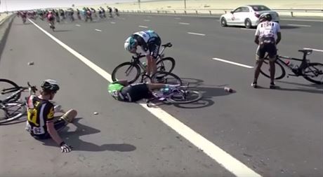 Bezvládn leící Tom Boonen po pádu v závod Kolem Abú Zabí.
