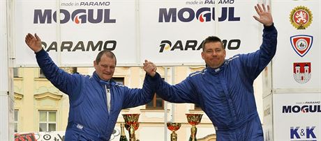 Vítzná posádka Karel Trnný (vpravo) a Václav Pritzl pi vyhláení výsledk...