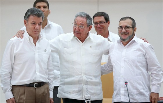 Kolumbijský prezident Juan Manuel Santos (vlevo) s vrchním velitelem FARC Timoleónem Jiménezem na Kub jednal u ped rokem. 