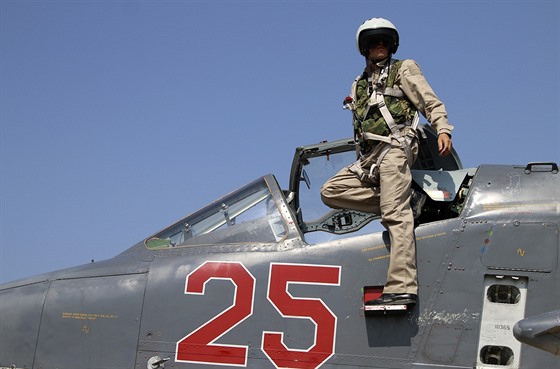 Ruský pilot stíhaky Su-25M na základn Hmeimim v Sýrii (5. íjna 2015)