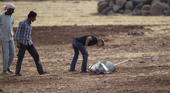 Obyvatelé syrského msta Másran obhlíejí nevybuchlou pumu, kterou podle...