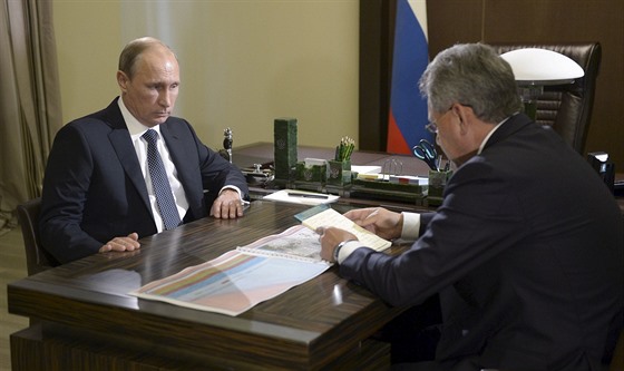 Ruský ministr obrany Sergej ojgu podává prezidentu Putinovi zprávu o bojích v...