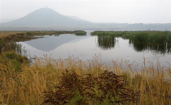 Nedávno naplnné Jezero Most je druhé nejvtí v esku. Vtí je pouze jiný zatopený lom, a to Medard u Sokolova.