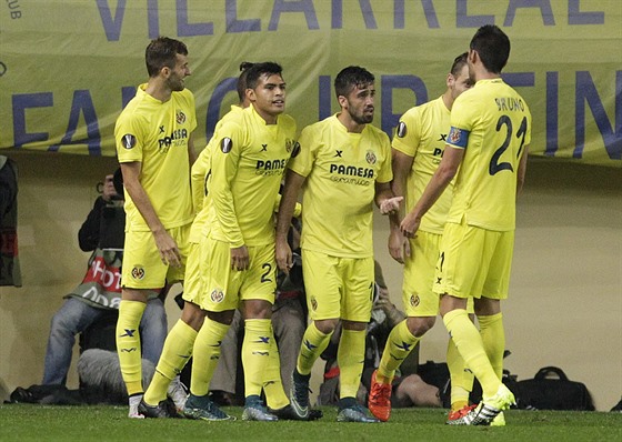 A JE TAM! Hrái Villarrealu slaví gól v zápase proti Plzni.