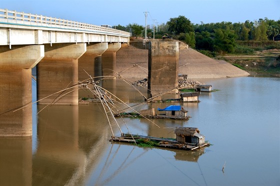 Výstavbou obří přehrady a vodní elektrárny utrpí zejména kambodžští rybáři.
