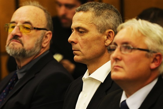 Obalovaní Rudolf Doucha (zleva), Pavel Kuta a Jan kurek u Obvodního soudu pro...
