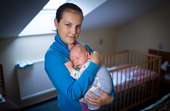 Oksana Olkhova z Melitopolu na Ukrajin drí syna Alexeje, který u se narodil...