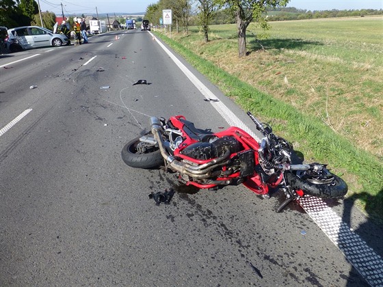 Na Opavsku se srazila motorka s osobním autem.