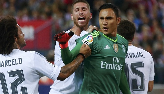 Keylor Navas, branká fotbalist Realu Madrid, pijímá gratulace od spoluhrá...