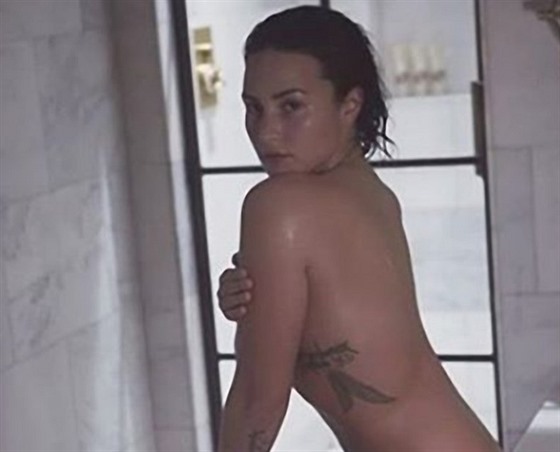 Demi Lovato se v minulosti odhalila, aby dokázala, e u se za své tlo nestydí.