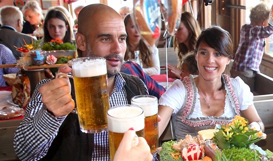 Trenér Bayernu Pep Guardiola se svou enou Christinou na Oktoberfestu.