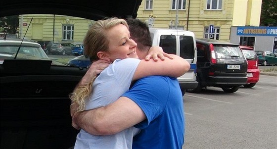 David Berdych se po svém propuštění z ruzyňské věznice vítá s přítelkyní. Vlevo...