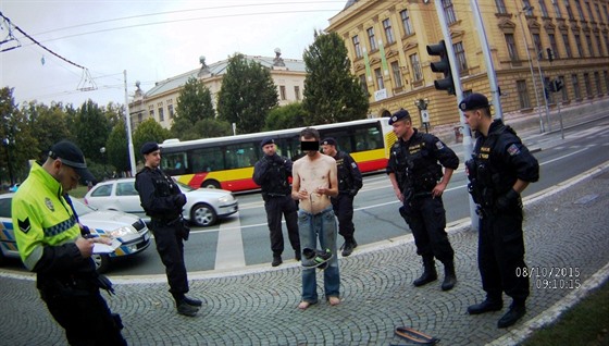 Muž ohrožoval kolemjdoucí, před policisty se v centru Hradce svlékl do naha...