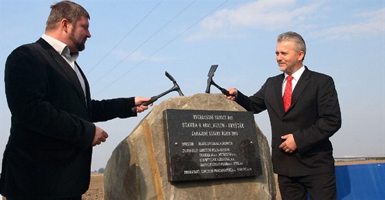 Na základní kámen dálnice označované tehdy ještě jako R49 poklepali 30. září 2008 ministr dopravy Aleš Řebíček (vlevo) a hejtman Zlínského kraje Libor Lukáš. Od té doby zůstává silnice jen na papíře.