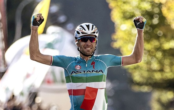 Cyklista Vincenzo Nibali projídí vítzn cílem závodu Giro Di Lombardia.