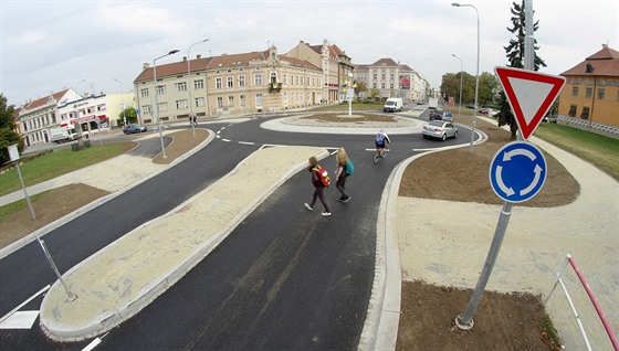 Nová kruhová křižovatka na prostějovském Přikrylově náměstí nemá přechody pro...
