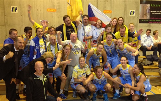 Basketbalistky USK Praha a jejich �e�tí fanou�ci se radují ze zisku evropského...