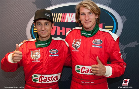 PARÁCI. Mathias Lauda (vlevo) a Freddie Hunt ve stejných barvách.