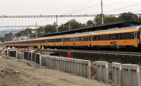 Dělníci postupně dokončují opravu těšínského nádraží. Na pár týdnů staré fotce je dobře vidět, že zastřešení odpovídá délkou maximálně čtyřem vagonům vlaku. 