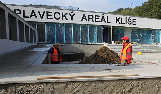 Obnova plaveckého areálu na Klíši nabere zpoždění, fungovat začne v červnu
