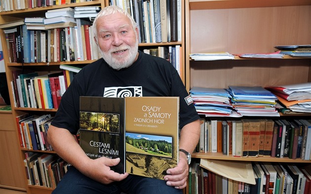 Publicista Petr Andrle s knihami popisujícími, jak vznikaly cesty v Beskydech....
