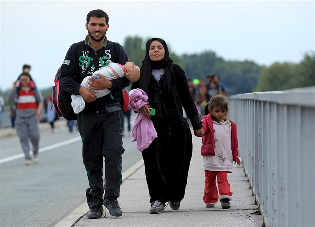 �ím d�íve získají uprchlíci zam�stnání, tím více to pom��e ve�ejným financím, proto�e budou platit dan� z p�íjmu a p�ísp�vky na sociální zabezpe�ení.